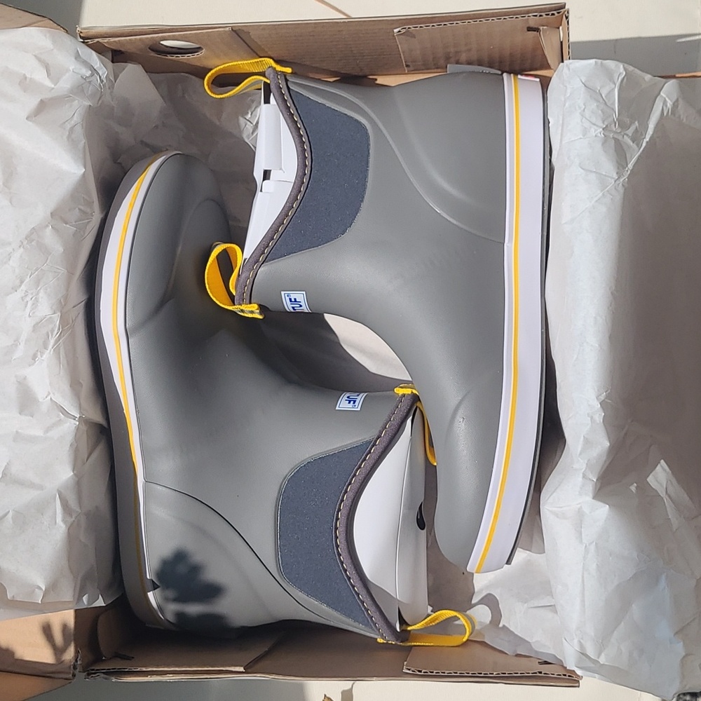 Xtratuf Men's size 9 boots, new.